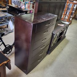 Dresser with six drawers. Technically a chest of drawers