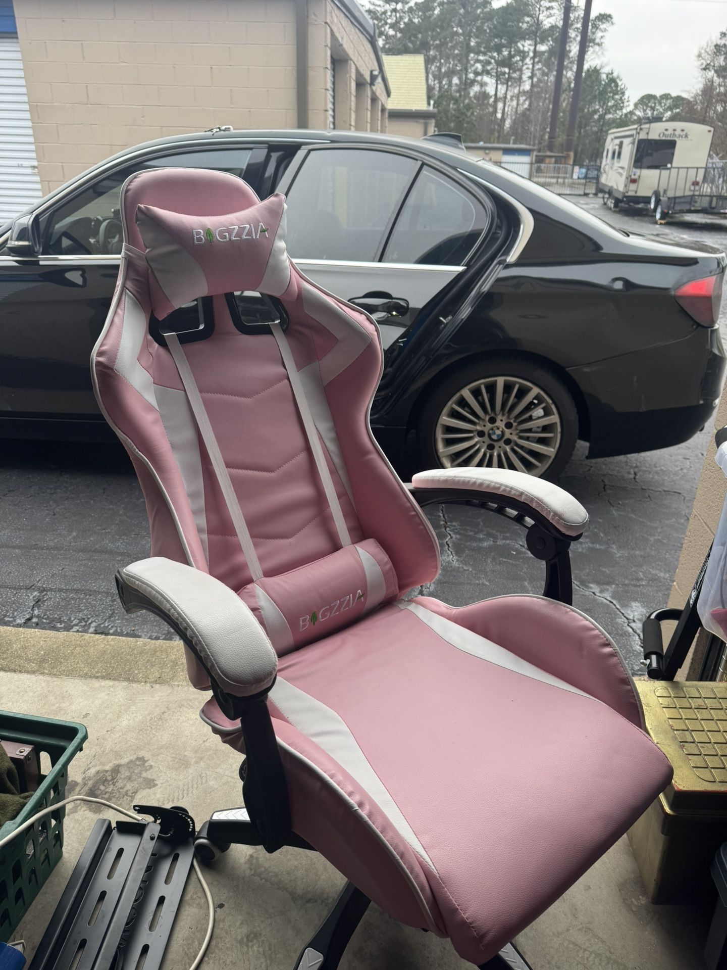 Pink Gaming Chair Nothing Wrong With It.  Just Don’t Need 