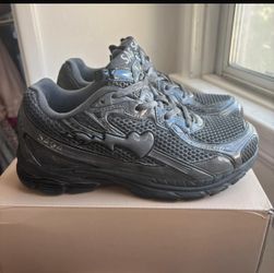 Y2K Black on black trainers/sneakers