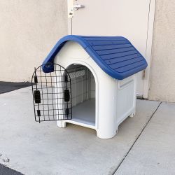 Brand New $50 Small Size Dog House Waterproof Plastic Outdoor Indoor 30x23x26” 