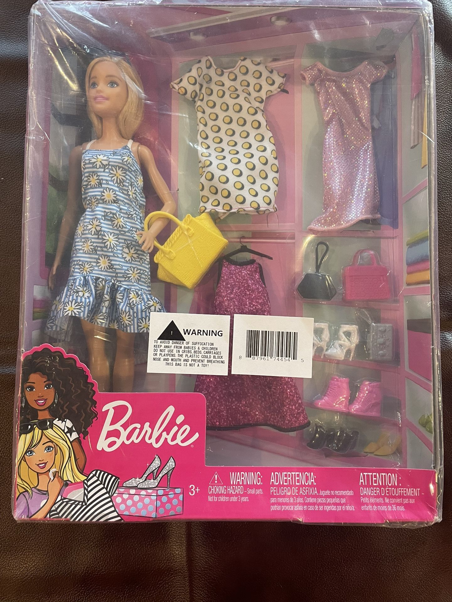 Barbie Fashionista Doll And 4 Outfits. GDJ40