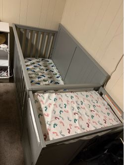 Graco 5 in 1 convertible crib and changer with drawers