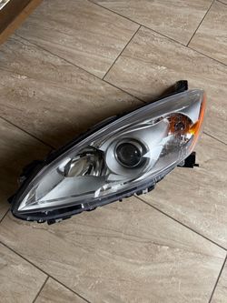 2012 Mazda 5 van OEM Headlight – Very Clean Condition
