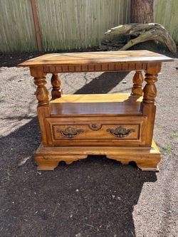 Vintage Solid Wood Colonial Style End Table/Nightstand