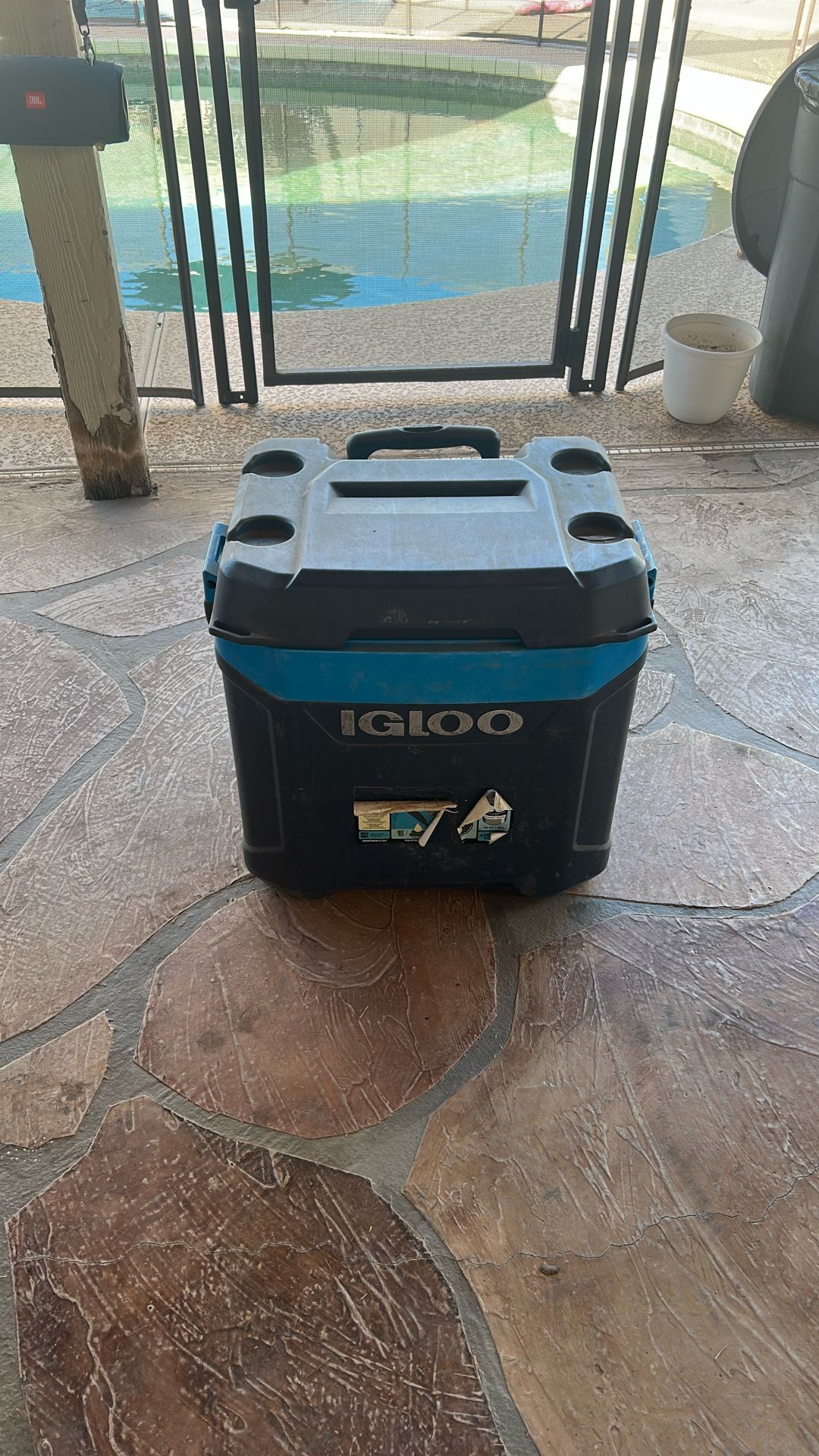 62 Q Igloo Cooler On Wheels