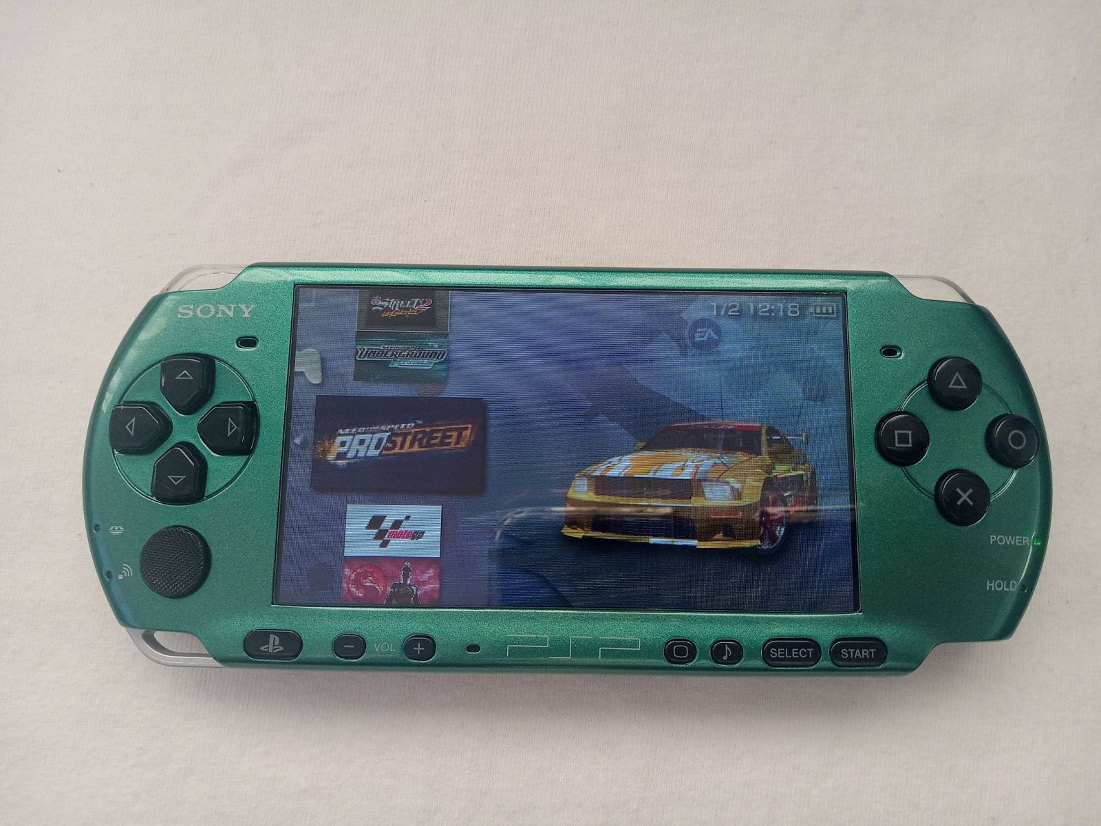 LIKE NEW !!! GREEN/BLACK * 3001 * - SLIM - PSP WITH 5,000 GAMES