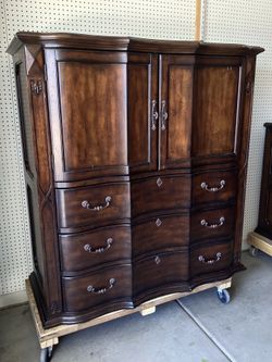 Tall boy dresser / Chest