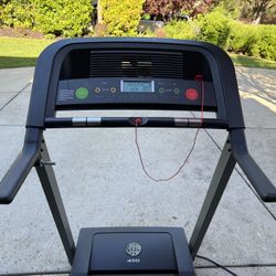 GOLDS GYM 450 TREADMILL STILL LIKE NEW NEVER USED