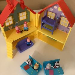 Peppa Pig House with Some Accessories And Two Desk For Homeschool 