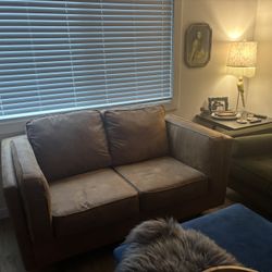 Like-New Loveseat – Excellent Condition 