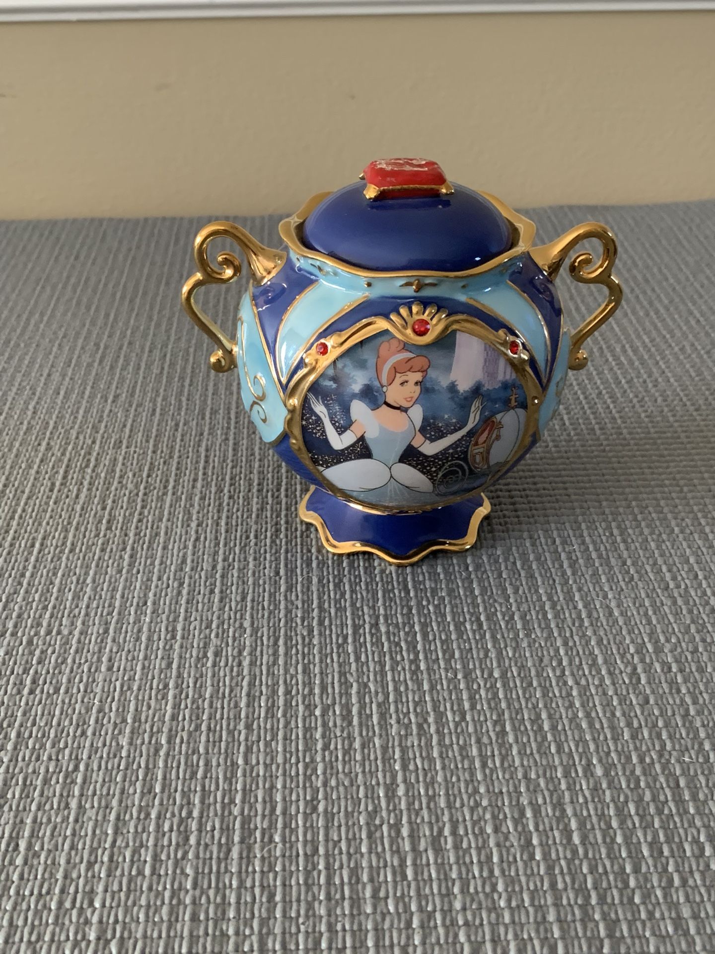 WALT DISNEY CINDERELLA 50th ANNIVERSARY MUSIC BOX YEAR 2000