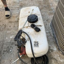 Tanque de 25 gal completo 	•	Mangueras y lanza presentes