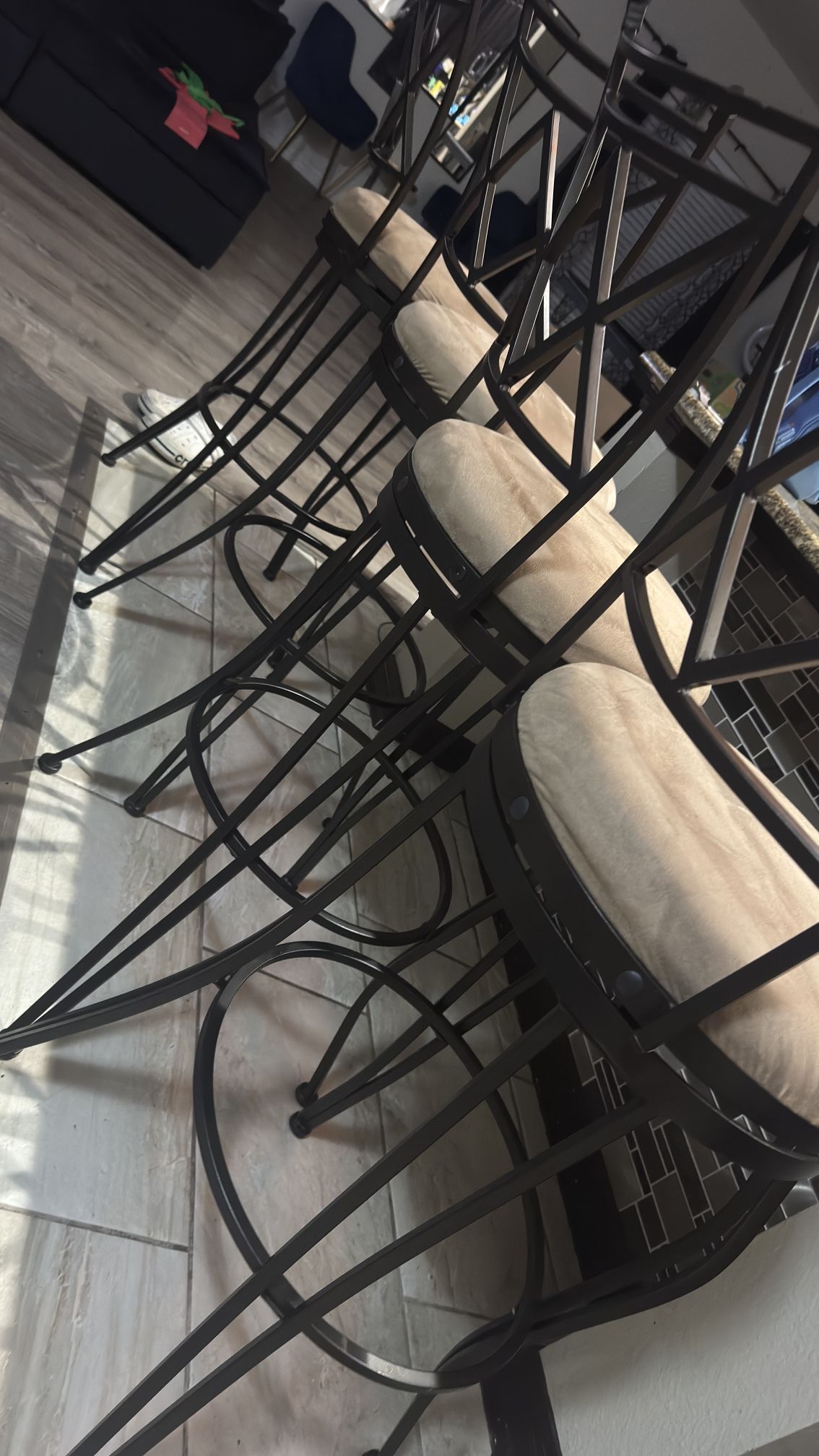 ✨ Set of 4 Elegant Barstools – Excellent Condition! ($175)