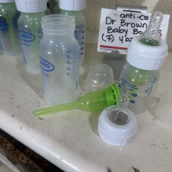 Dr Brown's anti-colic baby bottles (7) 4oz (1) 2oz.  Total of 8 bottles