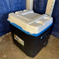 Igloo 54 Qt Wheeled Cooler (85 Can)