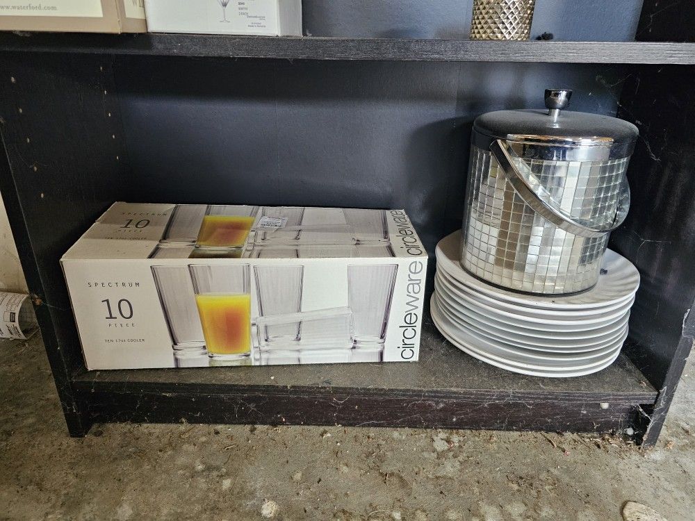 Dinner Plates and Water Glasses- Great for dinner parties