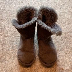 Bailey button short gray UGGs size 3