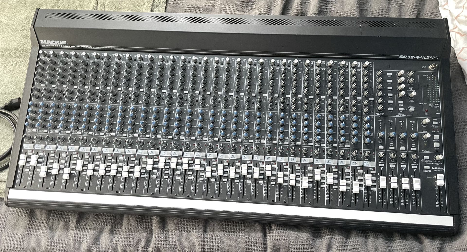 Mackie SR32•4-VLZ Pro Mixer