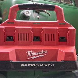 Milwauke 18V Lithium-Ion PACKOUT 6-Port Rapid Charger