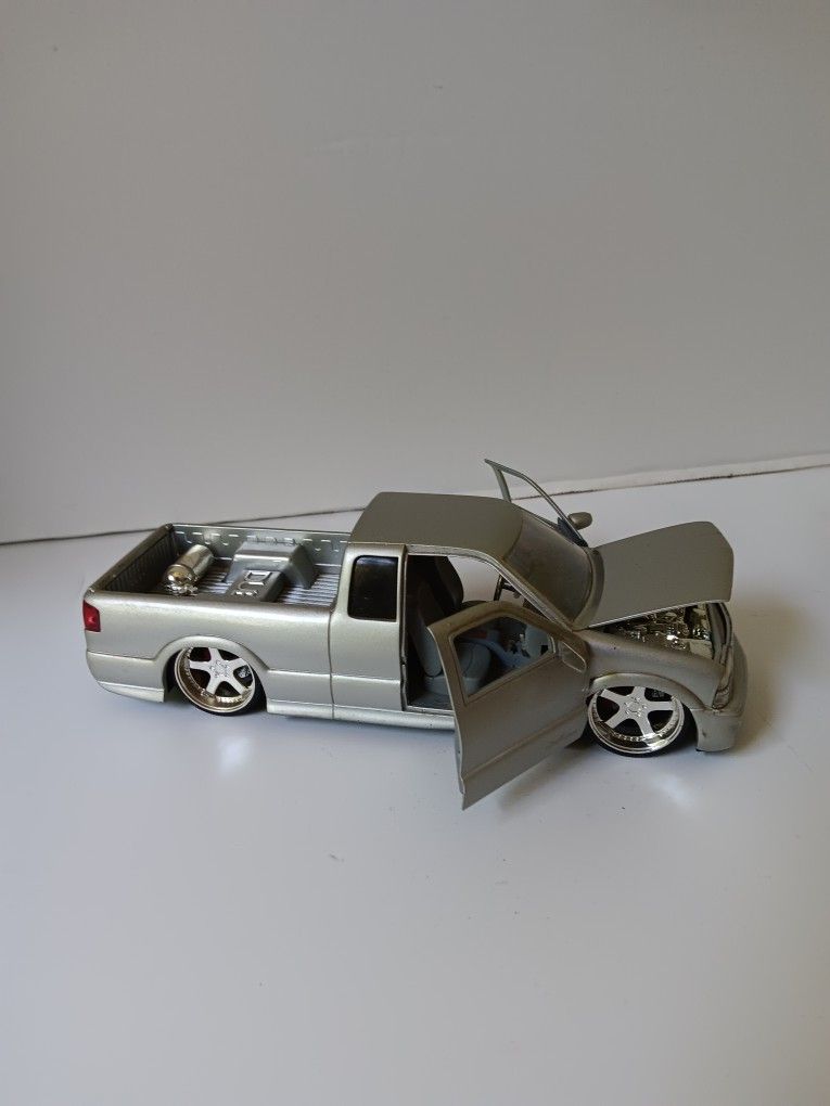 DUB CITY 2004 CHEVY S-10 XTREME ミニカー 1/24 Dub City 2004 Chevy S-10 Xtreme Minicar - ミニカー