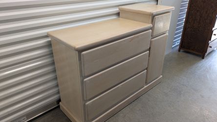 Dresser. Free delivery 👍