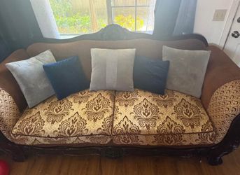 Vintage Couch With Pillows And Cover