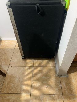 Bocina con su caja de madera tiene ruedas la caja