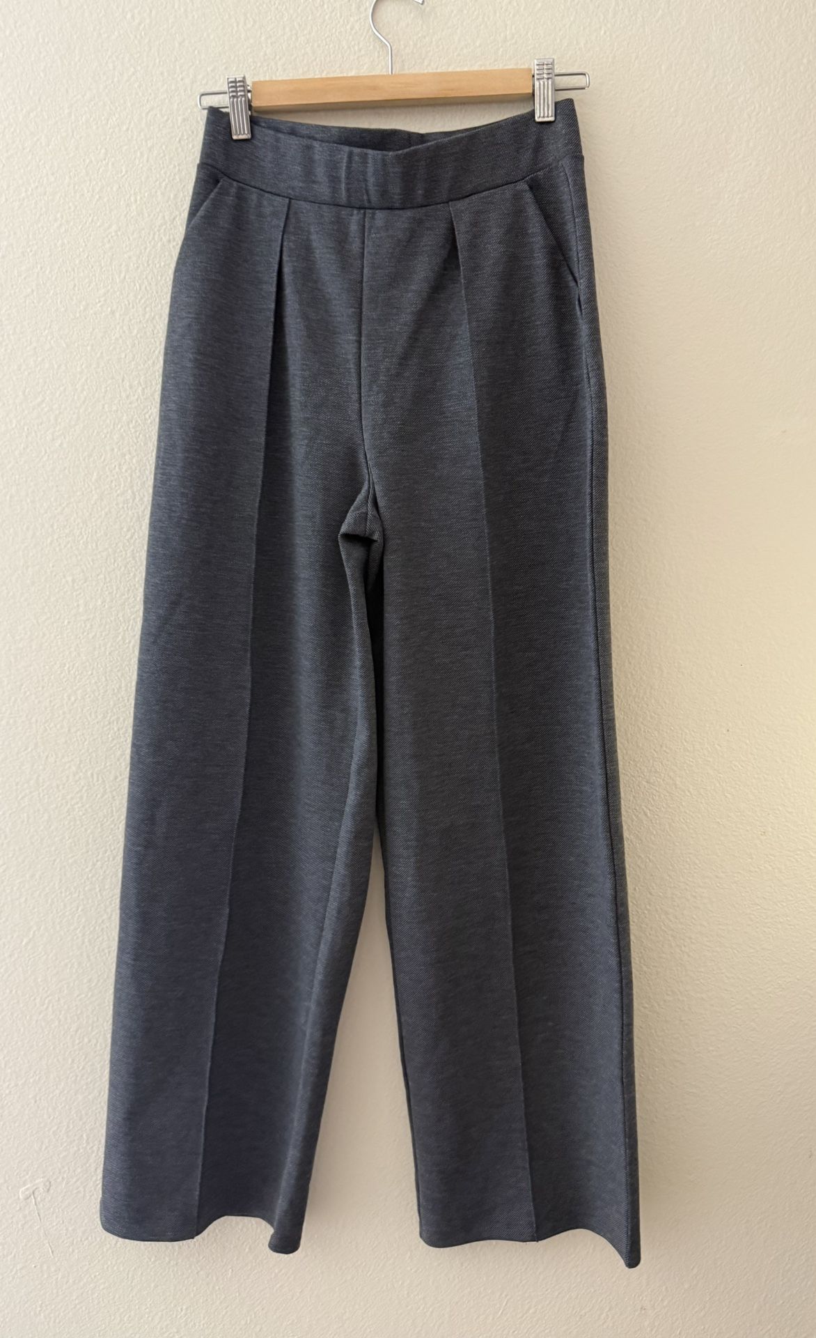H&M Women’s Dark Gray Pleated Dress Pants w Elastic Waist Size Small. NWT