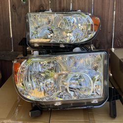 Toyota 07-13 Tundra / 08-17 Sequoia Headlights