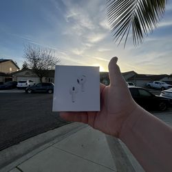 AirPod 4 wit noise cancellation