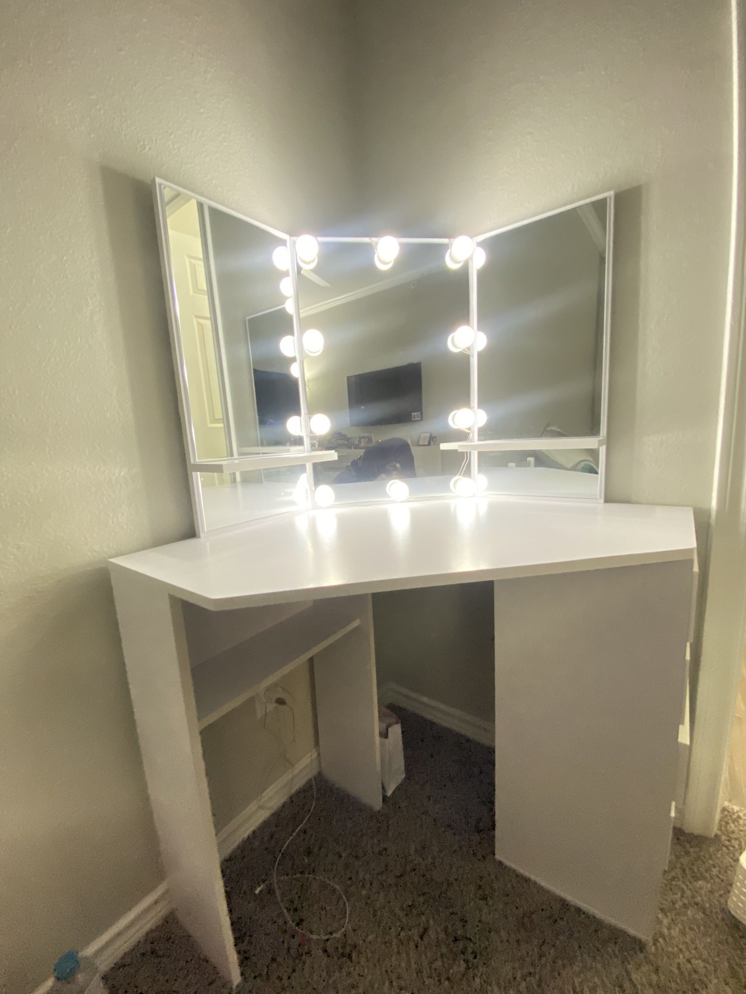 Make Up Vanity With Led Light