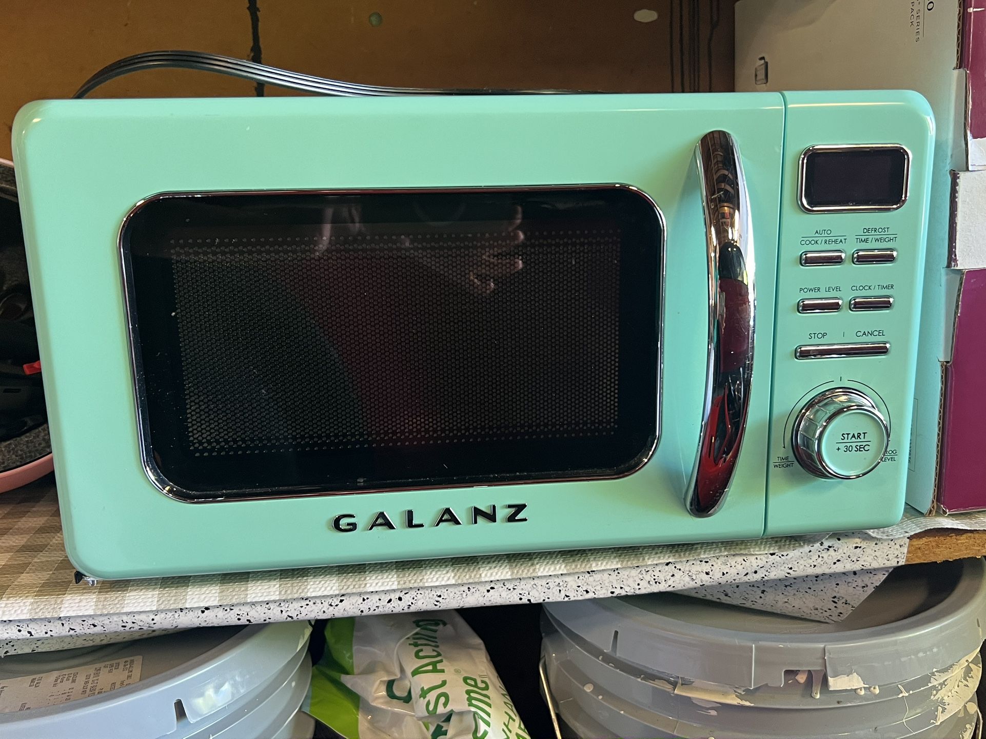 Galanz Microwave 7 cu ft
