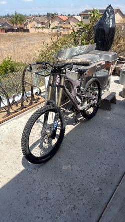 Santa Cruz V-10  Downhill mountain bike