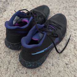 Kyrie Flip the Switch. Size 9.5.