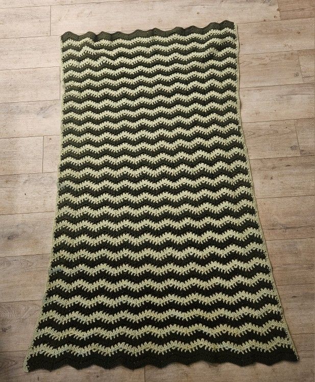 Vintage Handmade Afghan Throw Blanket - ZigZag Pattern - Green
