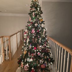 CHRISTMAS TREE - 7.5' PRELIT