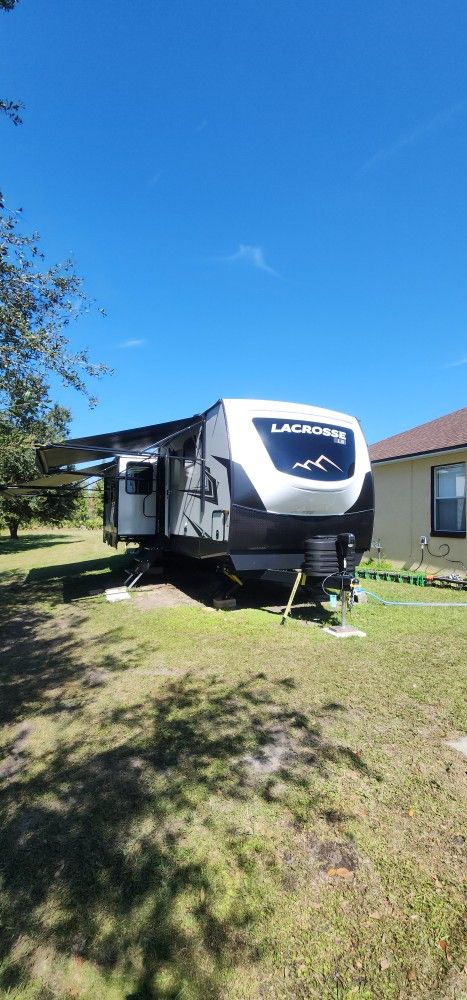 TRAVEL TRAILER RV