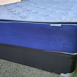 Queen Sleep Innovations Pillow top Mattress/ Box Spring & Bed Frame 