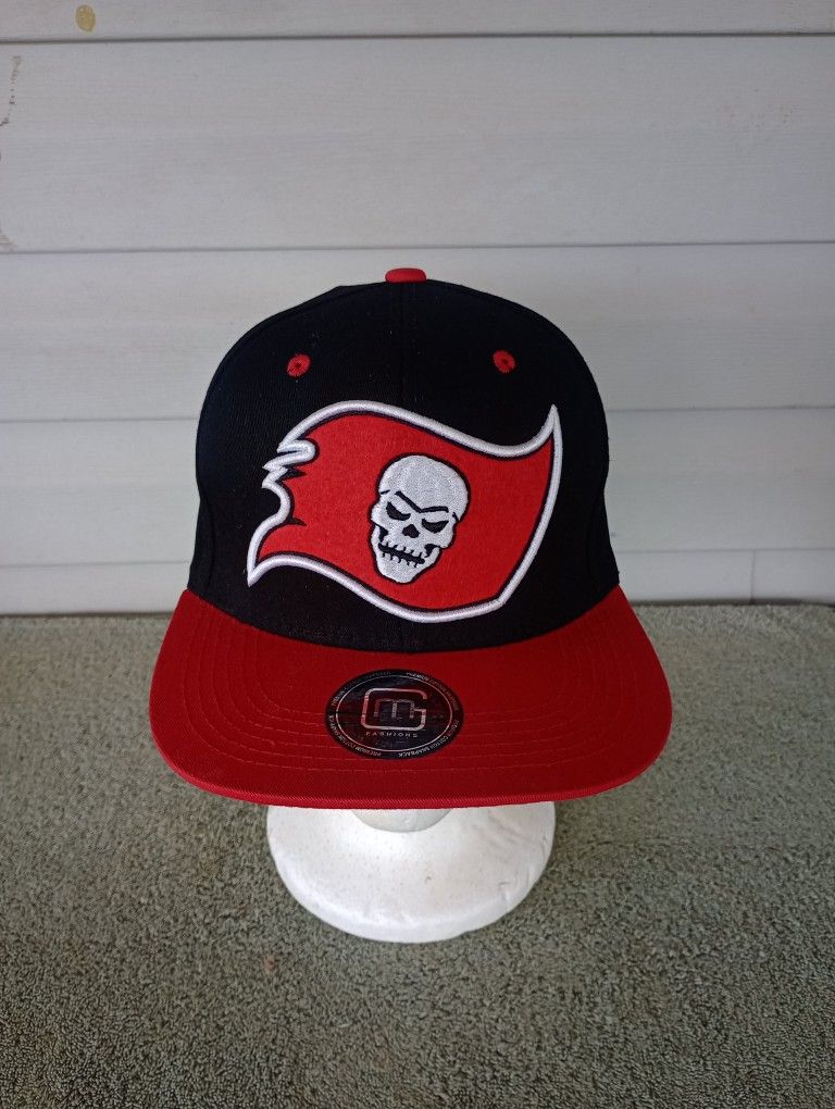 M Fashions Men's Snapback Hat Red/Black Tampa Bay Buccaneers