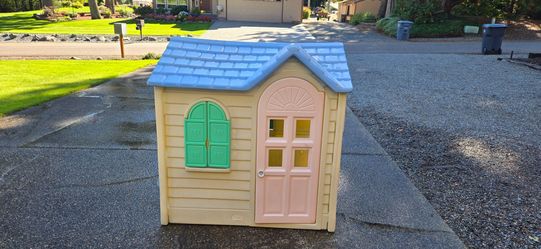 Little Tikes playhouse cottage