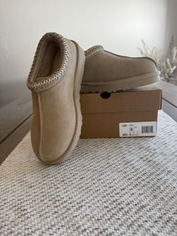 Ugg Taxmen Sand/Light Tan  Women’s size 6 Brand New Never Worn In Box