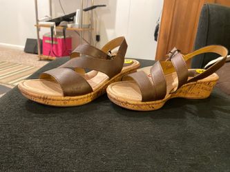 LADIES NEW BROWN LEATHER BORN SANDALS
