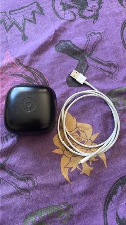 Audifonos. b     Marca buena    Semi nuevos.  Y su cable