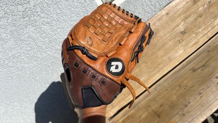 13 inches fast pitch Onyx DeMarini baseball glove.