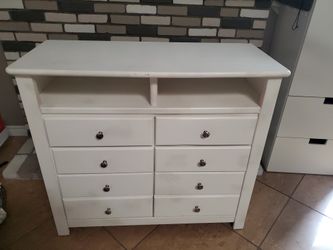 White dresser with 6 drawers