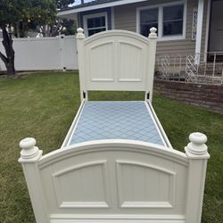 Bed (with matteress)