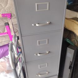 6 Drawer Metal File Cabinet (File Sleeves Included)