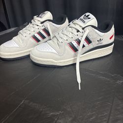 FORUM 84 LOW ADV SHOES in Crystal White/Core Black/ Better Scarlet size 6.5 de hombre