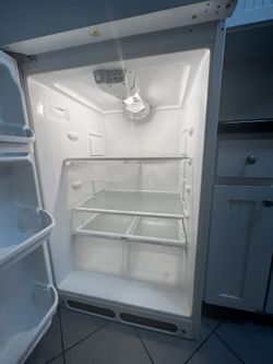 Top freezer refrigerator w/ Ice Maker
