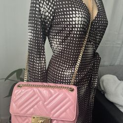 New Michael kors peyton shoulder bag  so cute and stylist. Measurements in the picture